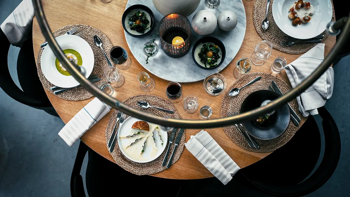 Uppdukat bord med smakrika maträtter och fyllda vinglas 