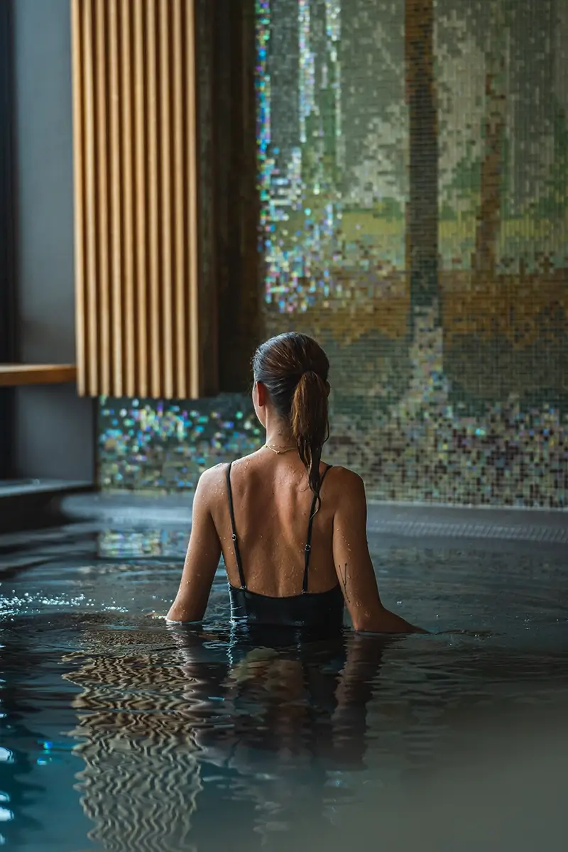 Kvinna som njuter av ett dopp i den behagliga spa poolen 