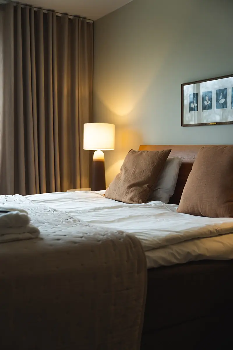 Ett bekvämt hotellrum med en dubbelsäng och bekväma kuddar